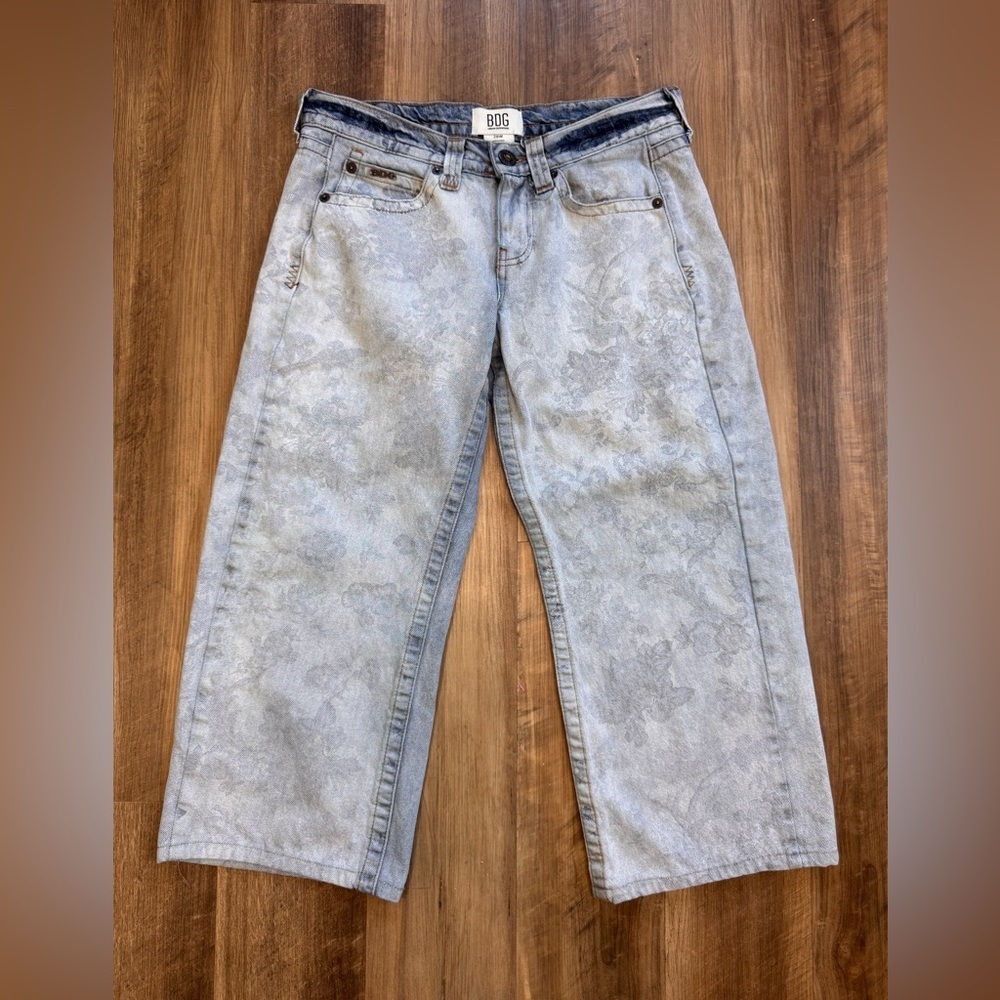 BDG Urban Outfitters Light Wash Floral Wide Leg Jeans, Short or Cropped, size 28